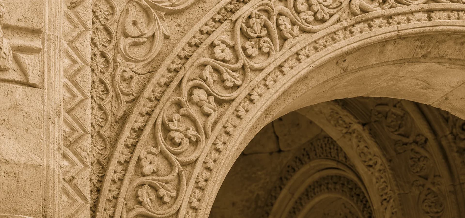 Vitraylı kilise iç mekân — kadın medyumlar hero